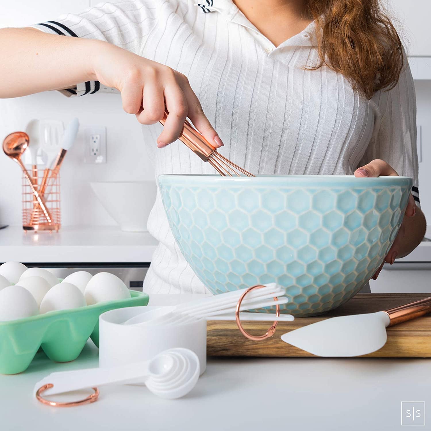 17-Piece Copper Kitchen Utensils Set with Holder | Professional Cooking Tools for Nonstick Cookware, Including Measuring Cups, Spoons, and Utensil Holder